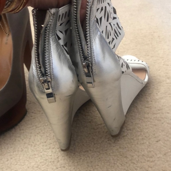 Nicole Miller white pumps 4" heels - Picture 2 of 3